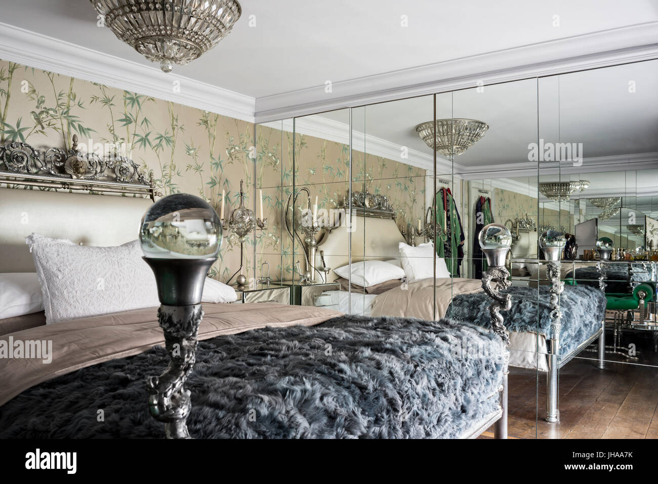 Chambre luxueuse avec miroir mural Banque D'Images