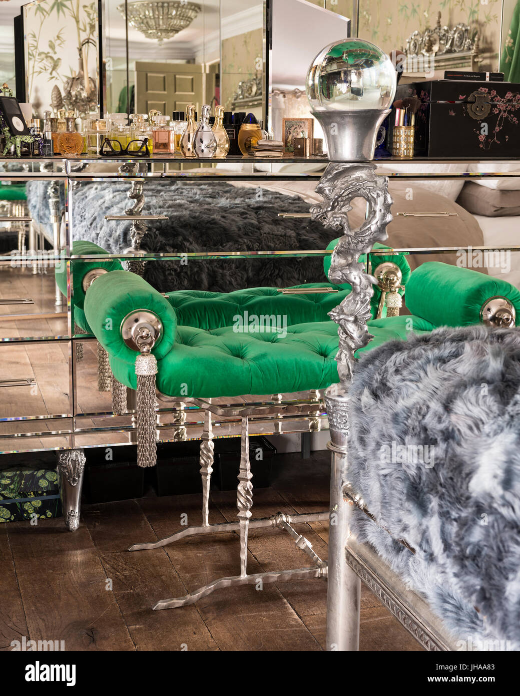 Tabouret vert par tiroirs miroir Banque D'Images