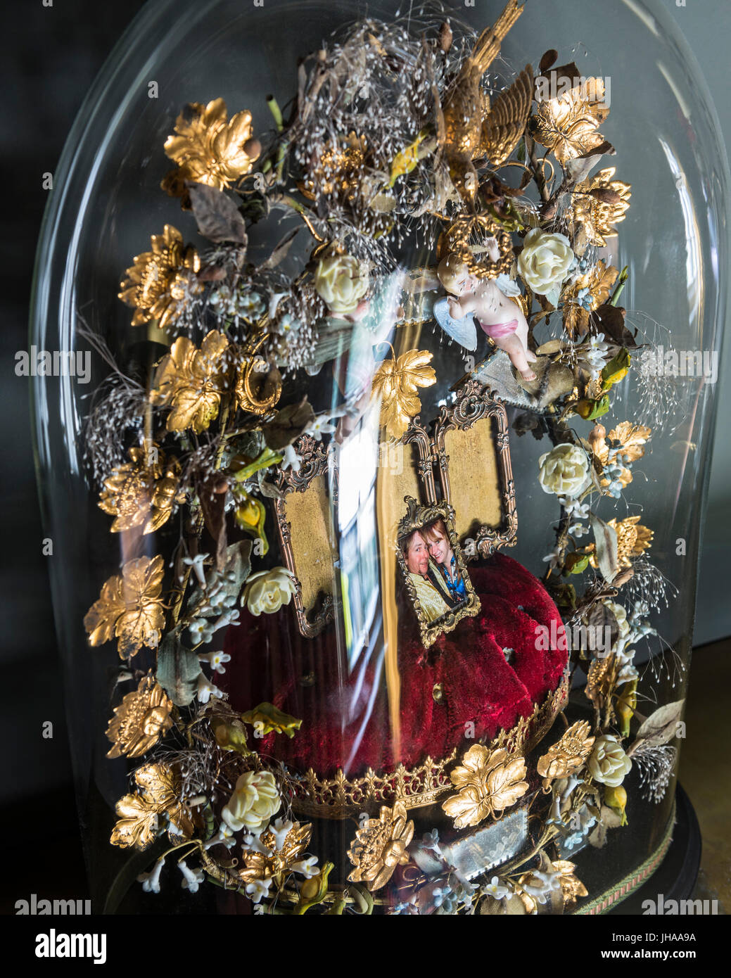 Photo sur coussin avec fleurs sculptées sous bell jar Banque D'Images