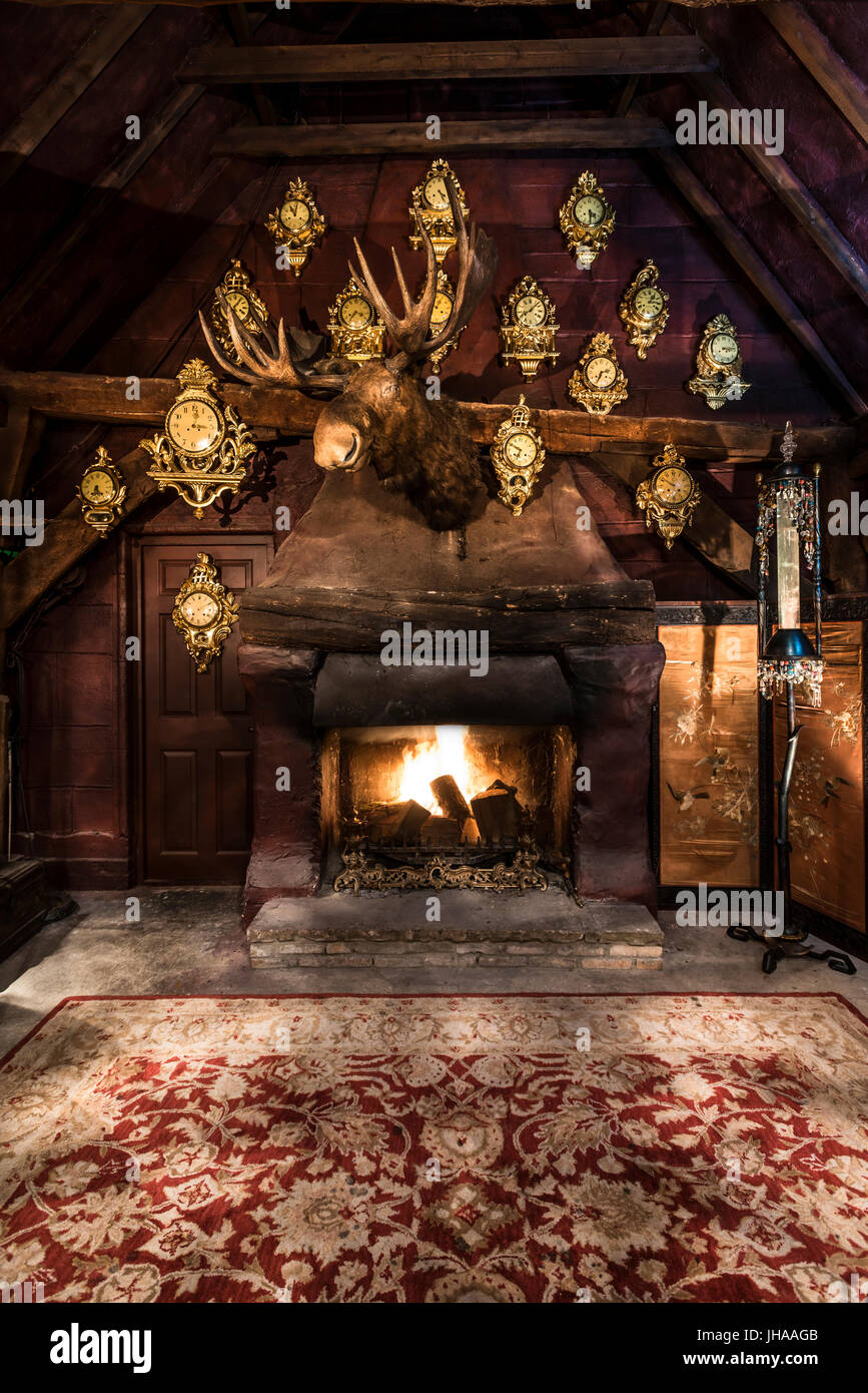 Horloges Et Tete De Cerf Sur Cheminee Allumee Photo Stock Alamy Horloges Et Tete De Cerf Sur Cheminee Allumee Photo Stock Alamy