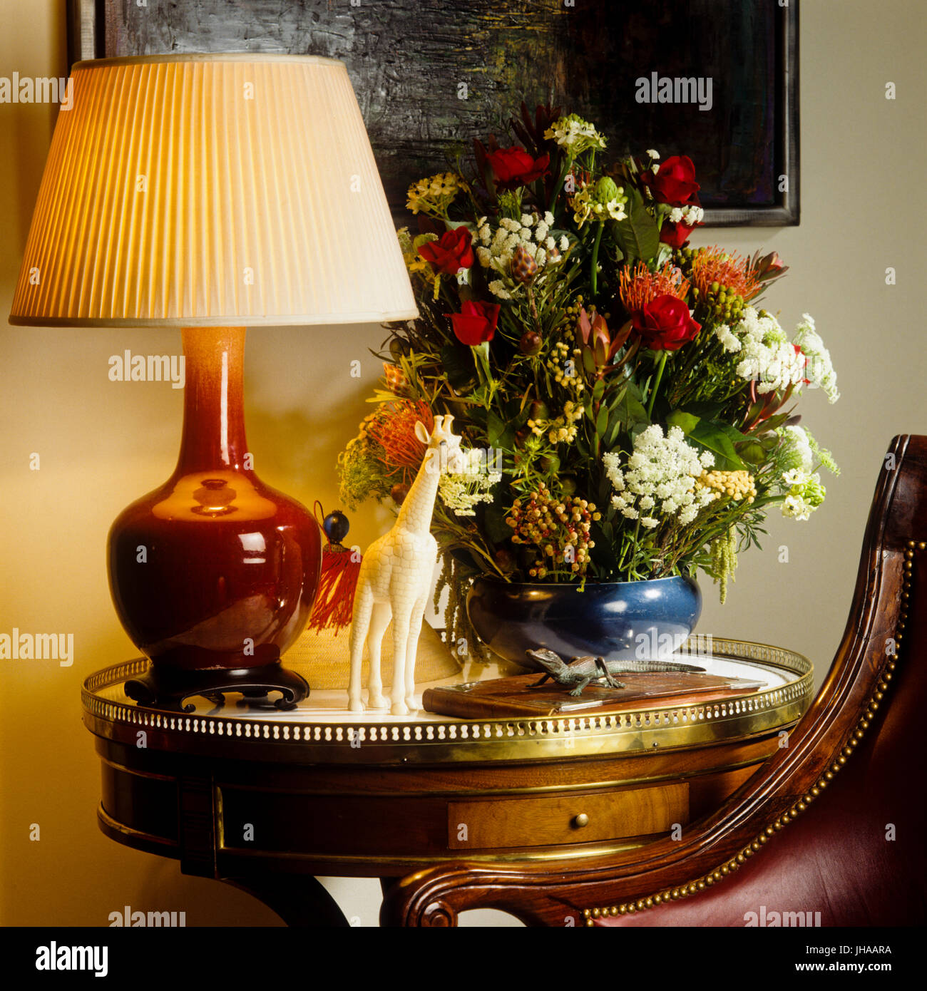 Lampe allumée et fleurs sur table Banque D'Images