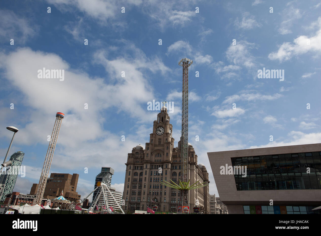 Le Royal Liver Building avec la fête foraine. Banque D'Images