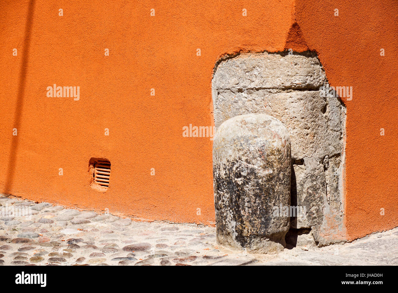 Abstract corner. Coin d'immeuble sur le vieux mur Banque D'Images