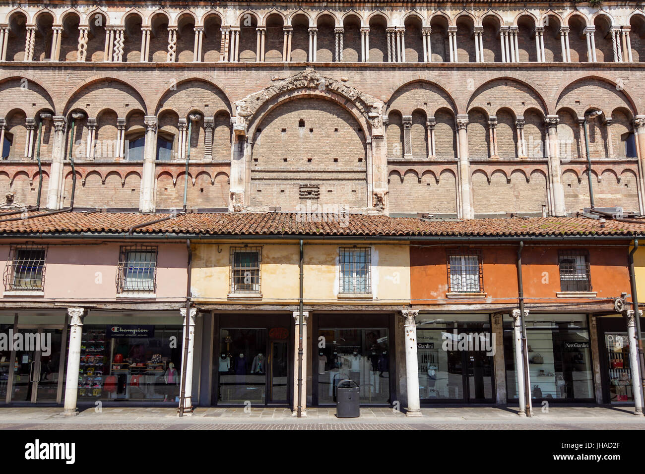 Ferrara, Italie - 11 mai, 2013. Voir de vieux bâtiment avec des gens et des magasins, à proximité de la Cathédrale de Ferrare dans le centre de Ferrare, un gracieux et importante ville médiévale. Région Emilie-Romagne Banque D'Images