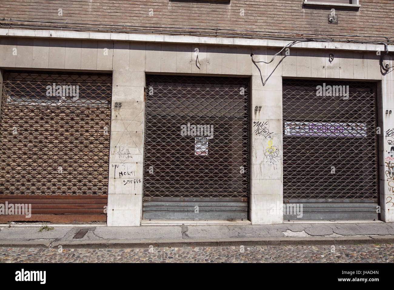 Venise, Italie, juin 2017. Façade de l'un des nombreux magasins de détail fermé dans le centre-ville en raison de l'ouverture de grands magasins de détail à la périphérie de la ville. Banque D'Images