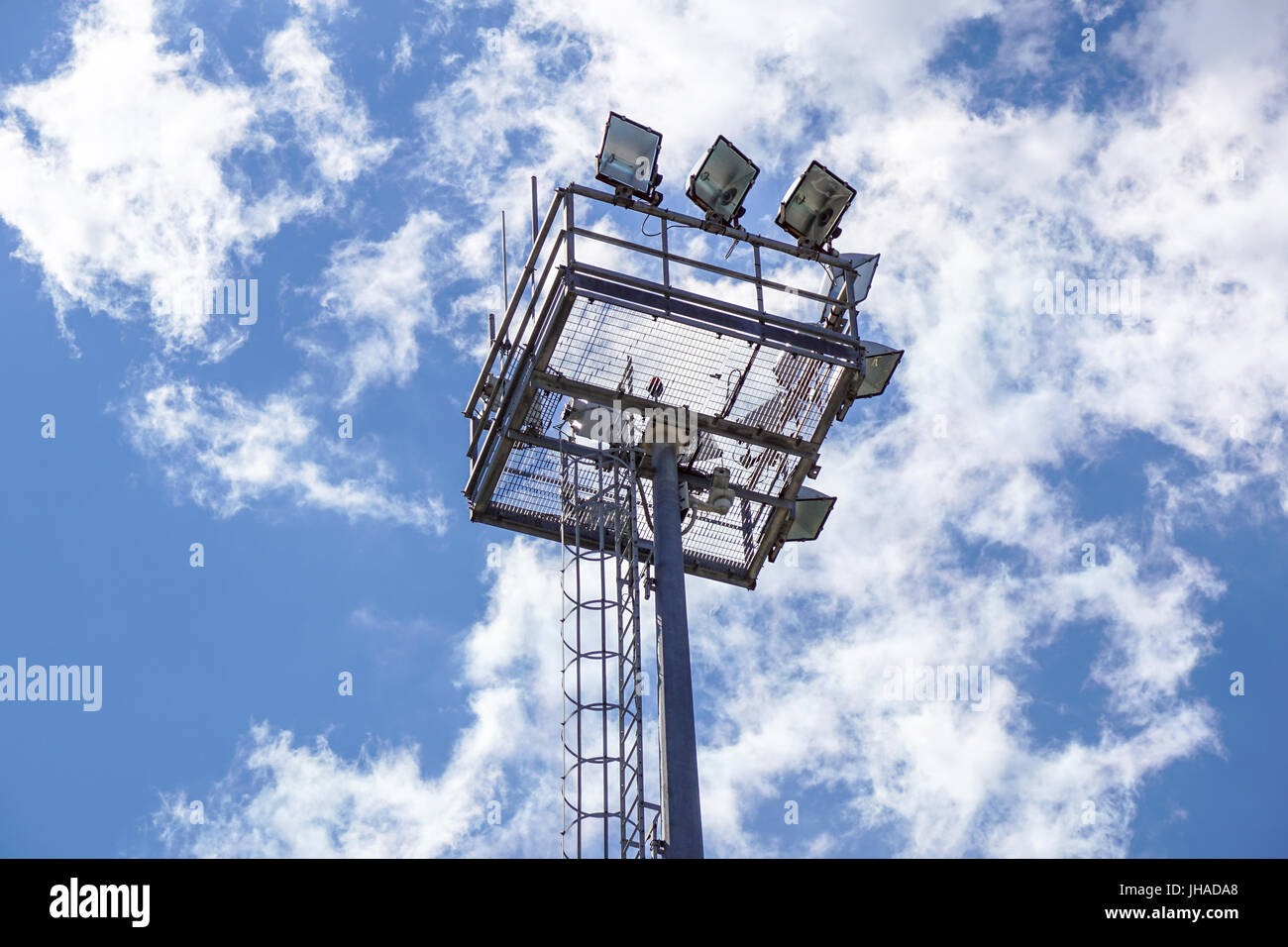 Pôle d'éclairage du stade à champ lumineux bleu vif de jour Banque D'Images