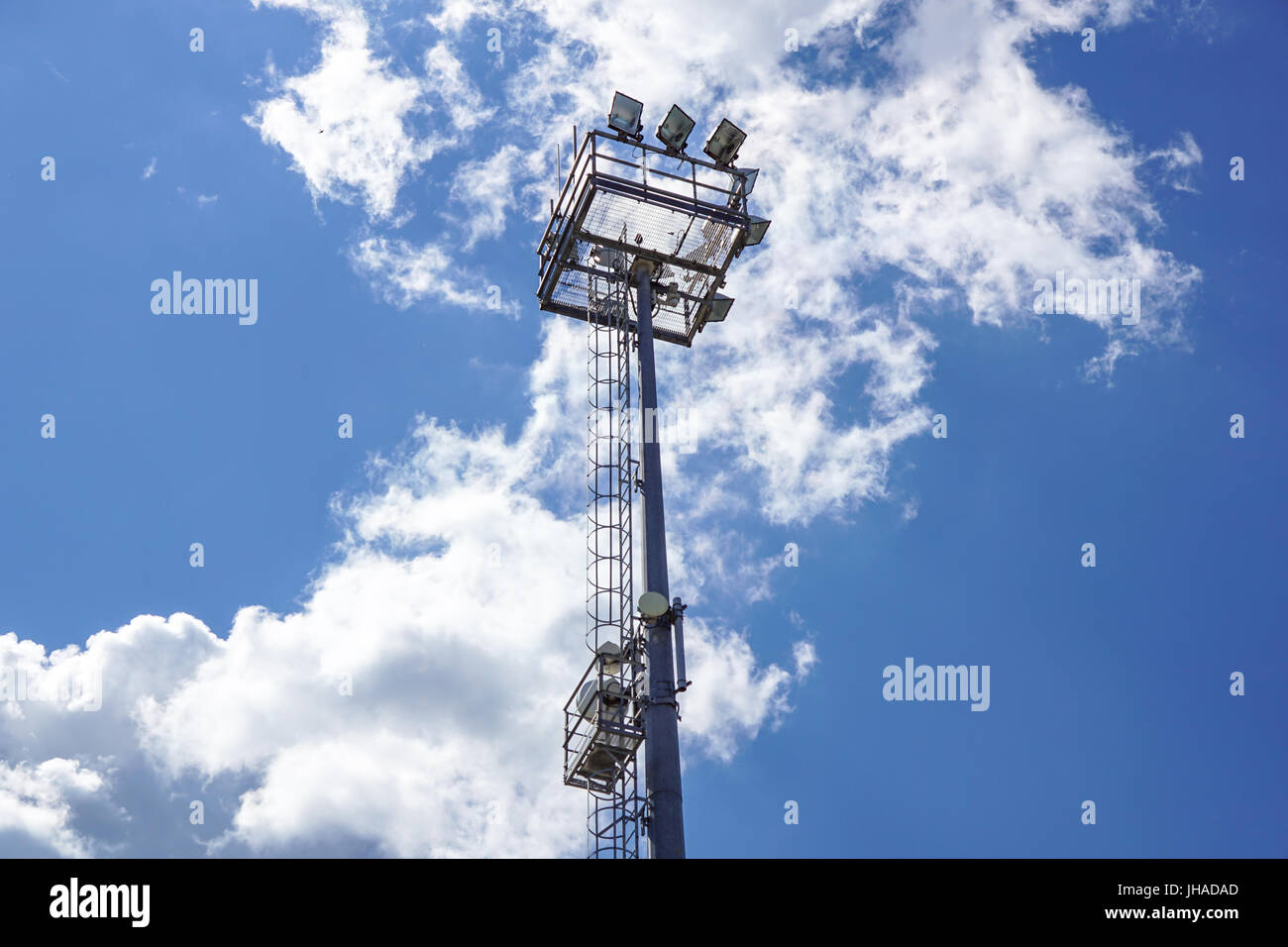 Pôle d'éclairage du stade à champ lumineux bleu vif de jour Banque D'Images