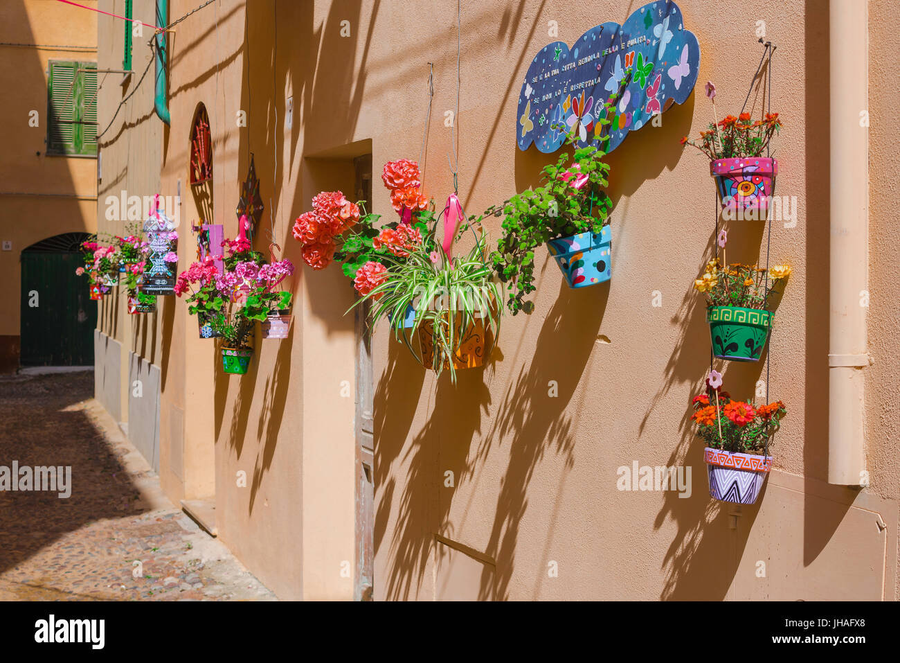 Vieille ville d'Alghero, une rue méditerranéen coloré dans la vieille ville historique d'Alghero, quartier du nord de la Sardaigne. Banque D'Images