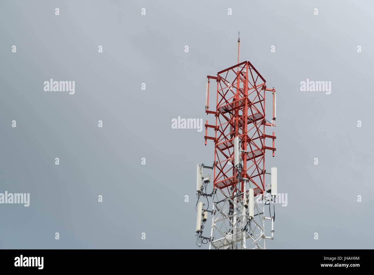 Antenne de communication des signaux de téléphone mobile tour Banque D'Images