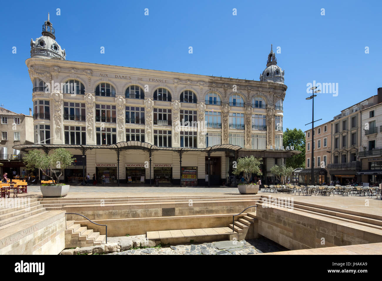 Ancien grand magasin "Aux dames de France" qui peuvent encore être vu gravée sur la façade situé en place de l'hôtel de ville. Narbonne, France. Banque D'Images