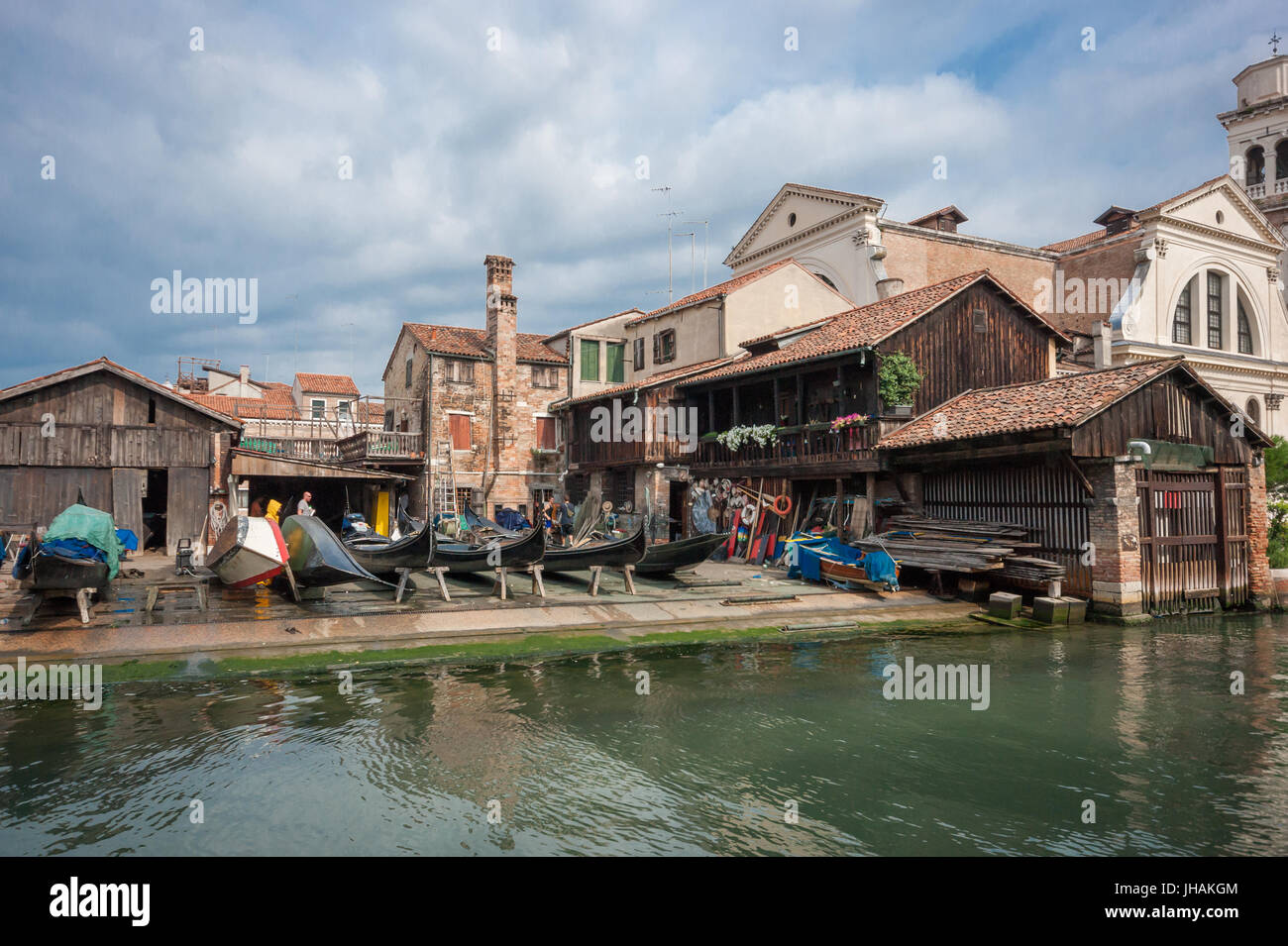 Du vrai Venise, Italie : un des derniers bateau gondole construire et réparer shipyard - atelier sur un canal dans le quartier de Dorsoduro Banque D'Images