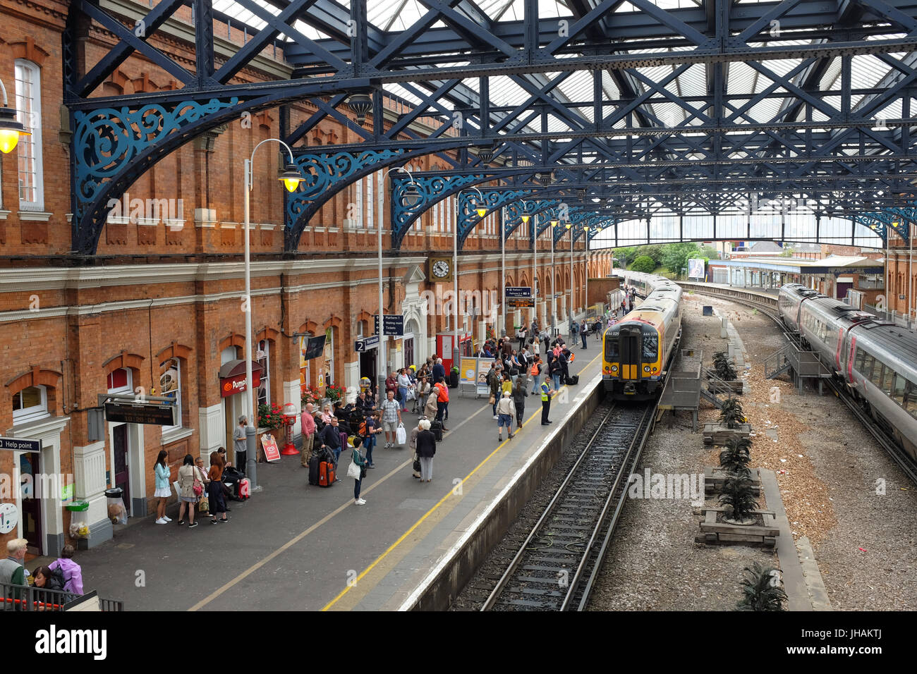 Voyageurs en attente d'un train à la gare de Bournemouth dans le Dorset, en Angleterre. Banque D'Images