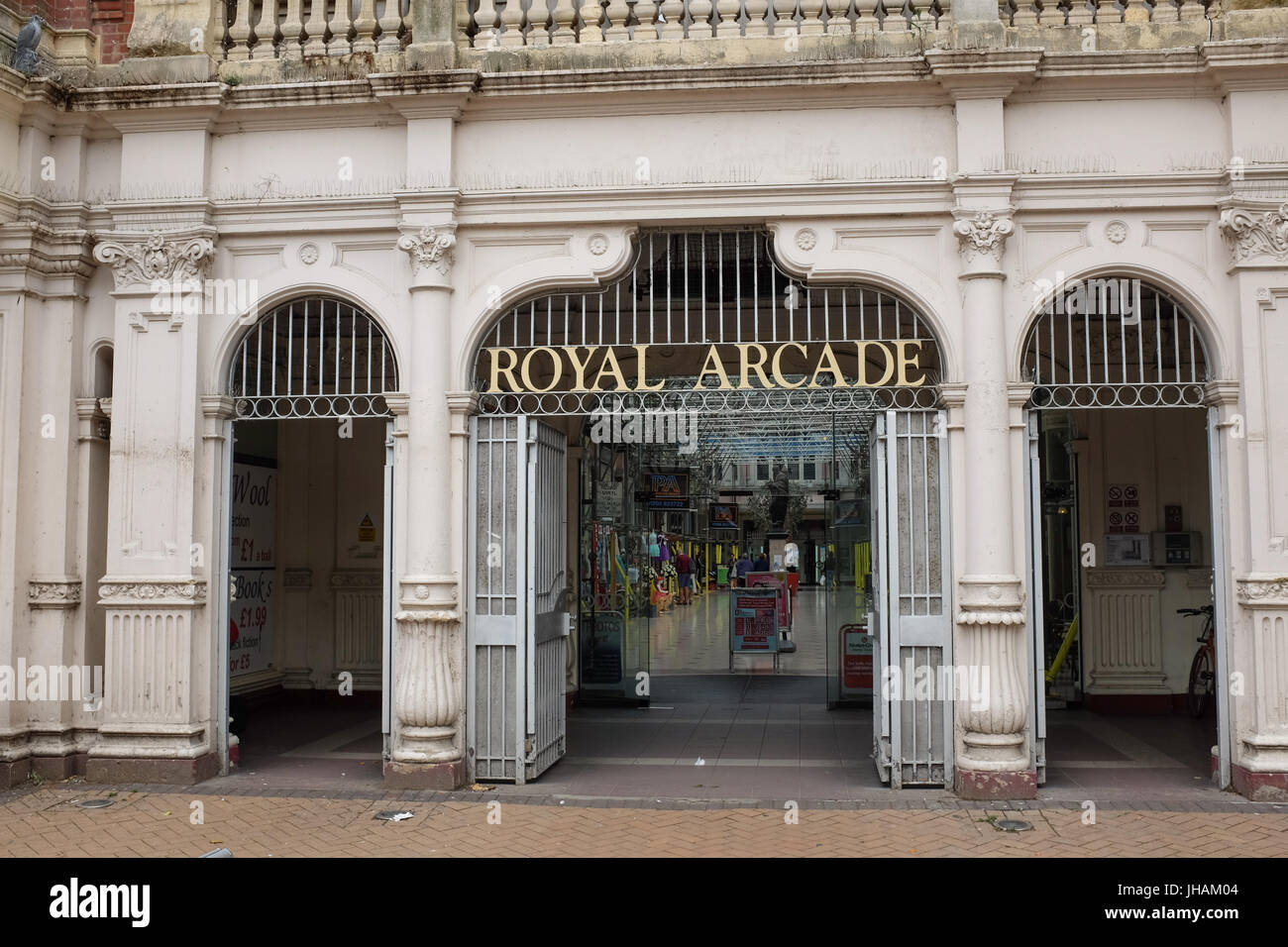 L'entrée de la Royal Arcade arcade commerçante de Boscombe, près de Bournemouth, Dorset, Angleterre. Banque D'Images