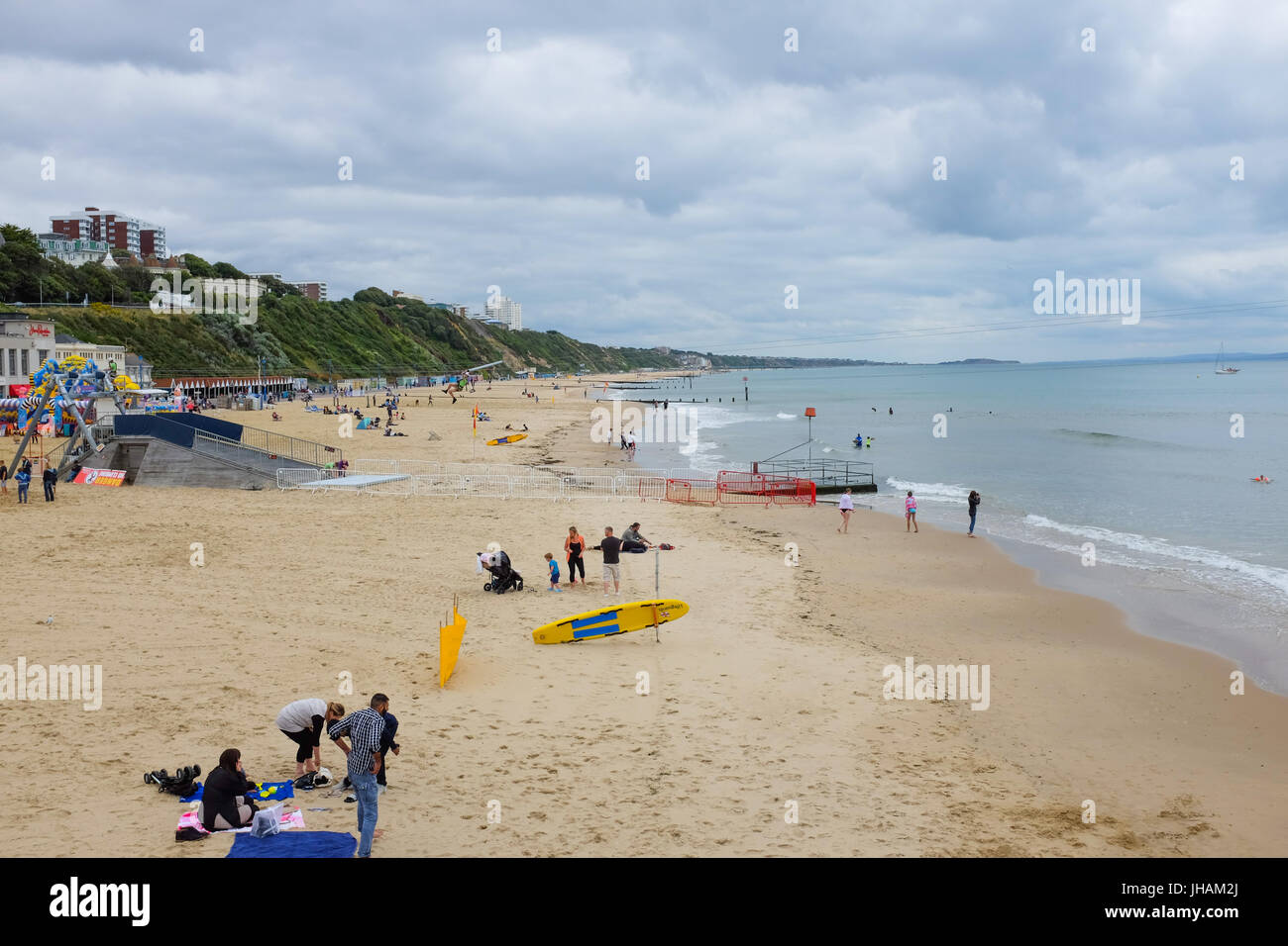 La plage de Bournemouth prises à partir de la jetée de Bournemouth, à l'Est, vers Boscombe, dans le Dorset, en Angleterre. Banque D'Images