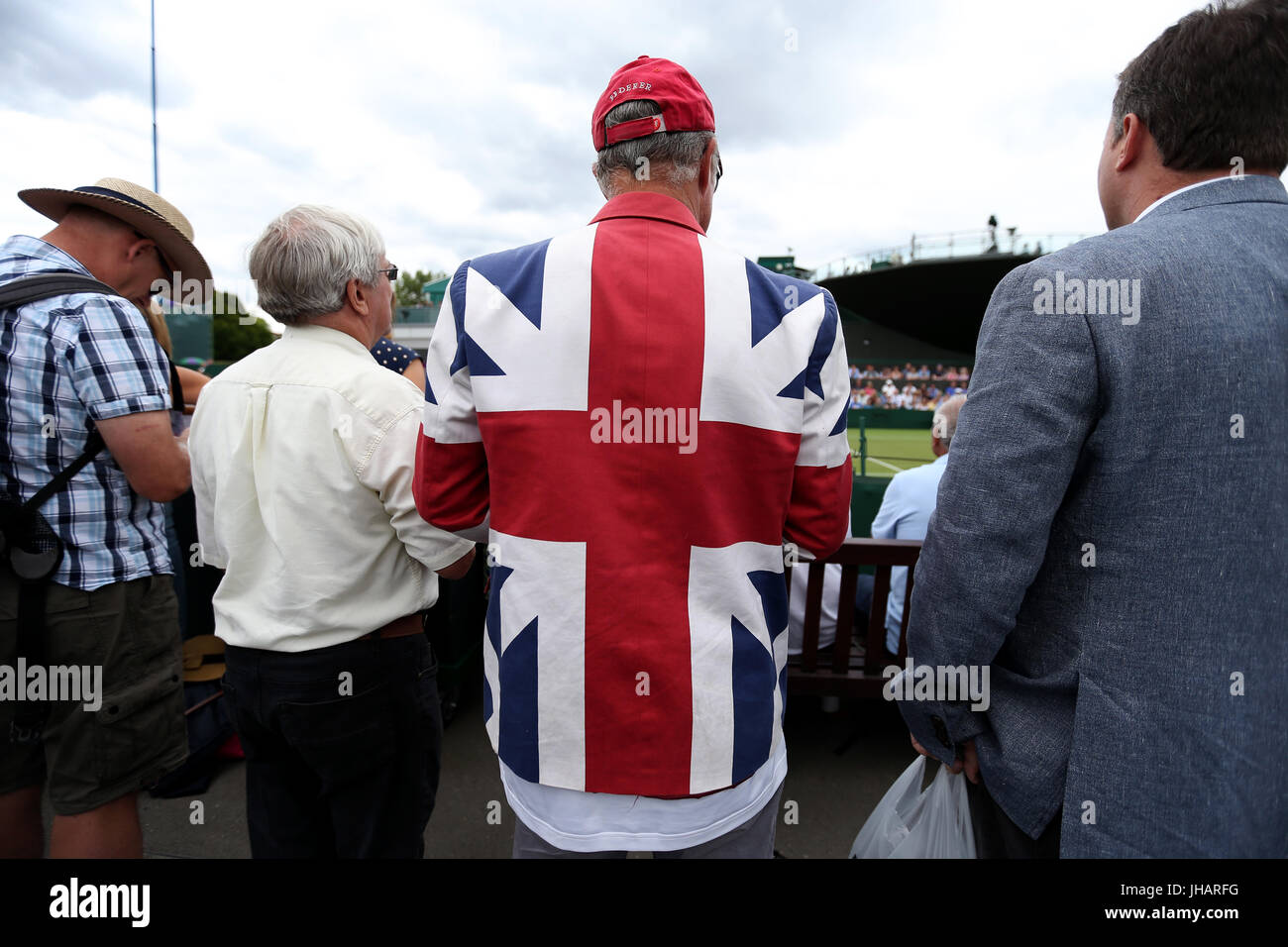 Un spectateur portant une veste de tennis syndicale le dixième jour des championnats de Wimbledon au All England Lawn tennis and Croquet Club, Wimbledon. Banque D'Images
