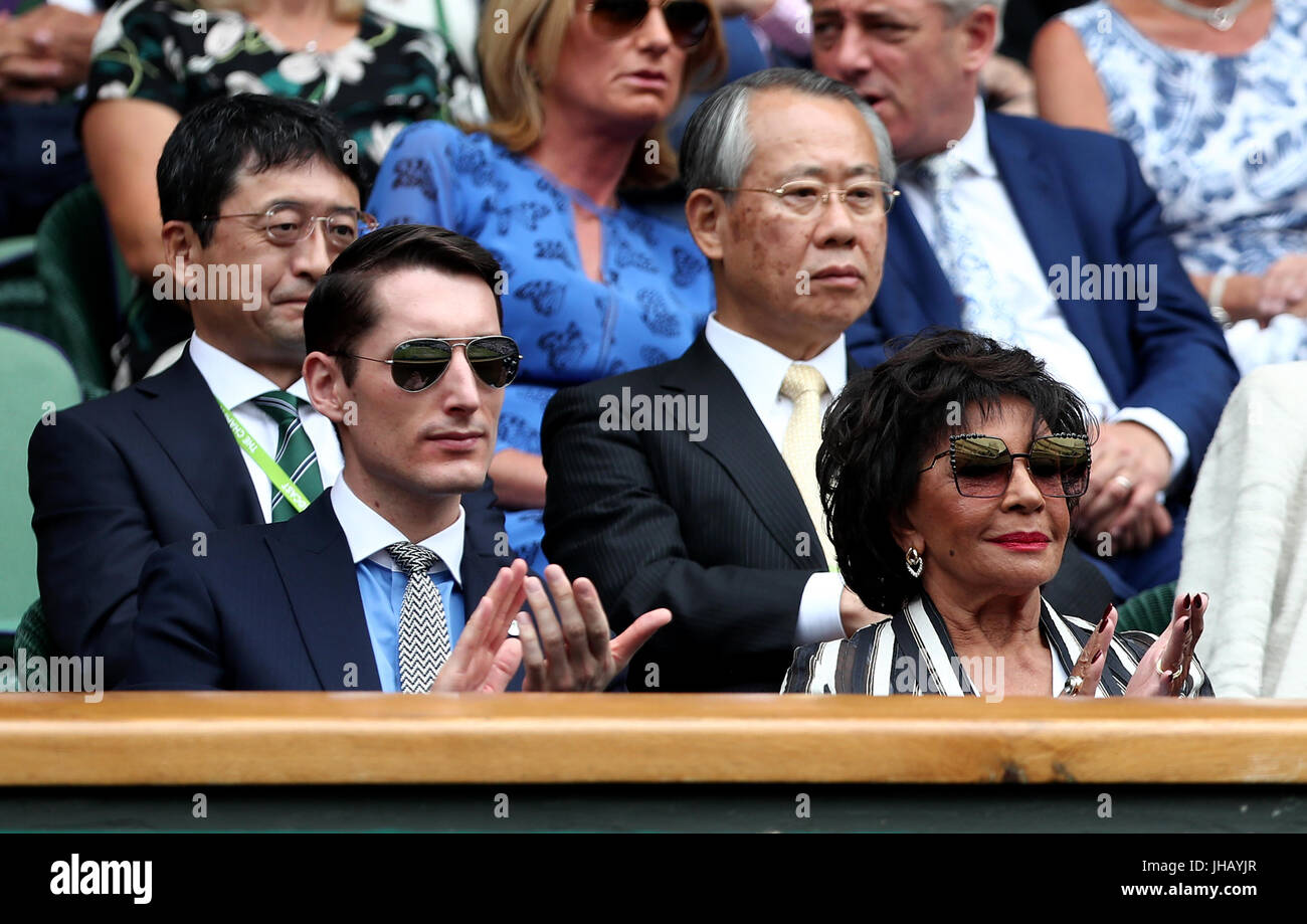 Dame Shirley Bassey et Sebastian Knoerr dans la loge royale centre de cour  le jour 10 du tournoi de Wimbledon à l'All England Lawn Tennis et croquet  Club, Wimbledon Photo Stock -