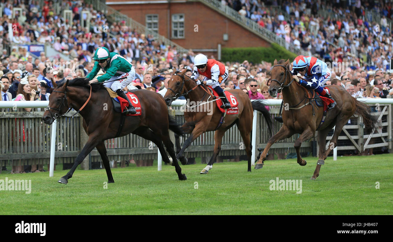 Raheen House monté par Jamie Spencer remporte le trophée de Bahreïn lors d'enjeux chers Jour du Moet et Chandon juillet Festival à Newmarket Racecourse. Banque D'Images