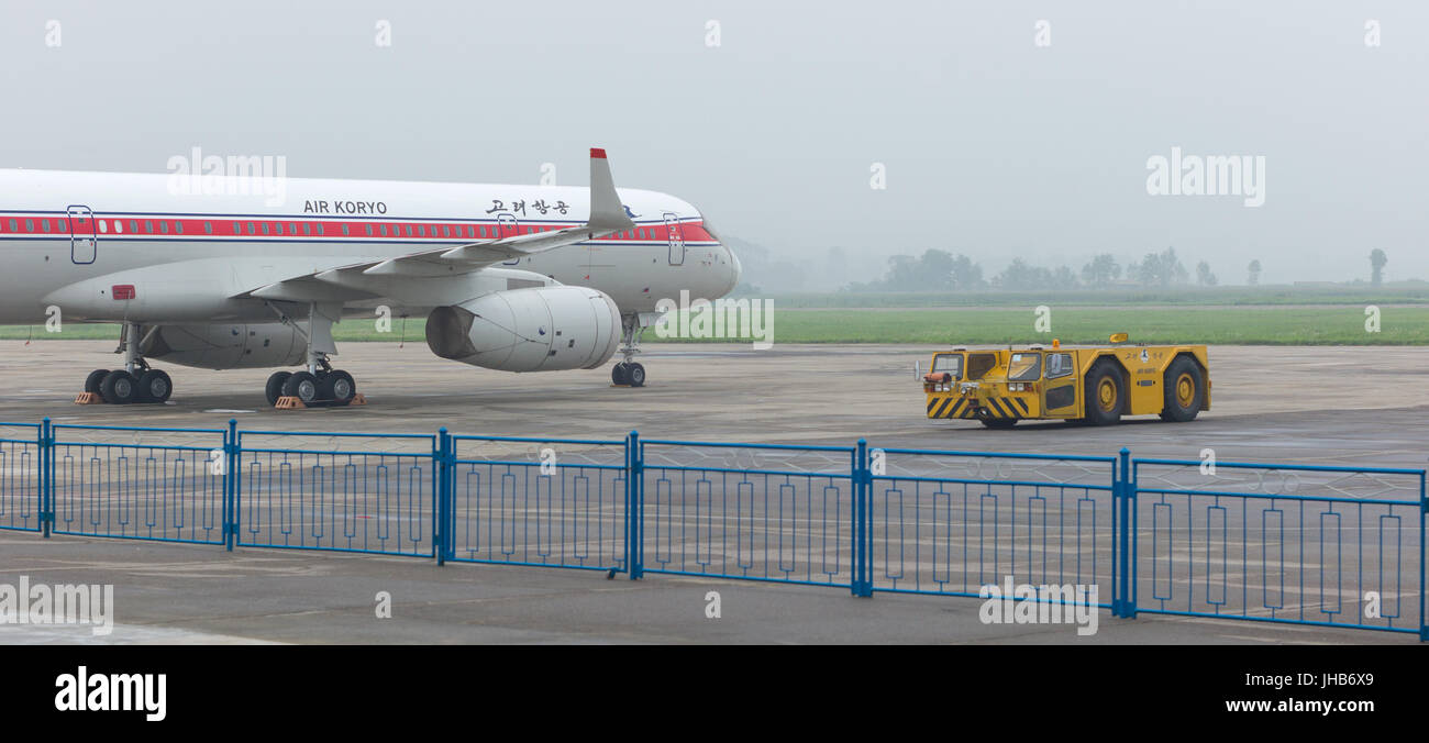Tupolev Tu-204-100B P-633 d'Air Koryo debout près de pousser le chariot à l'Aéroport International de Sunan à Pyongyang. Corée du Nord / Corée du Nord Banque D'Images