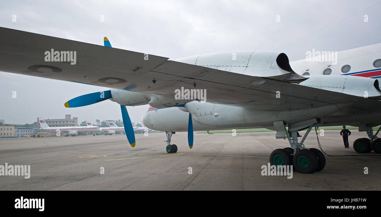 Face inférieure et à l'arrière de l'aile gauche, hélices et des moteurs d'Air Koryo Iliouchine Il-18D P-835 debout à Pyongyang Sunan Aéroport International. Corée Banque D'Images