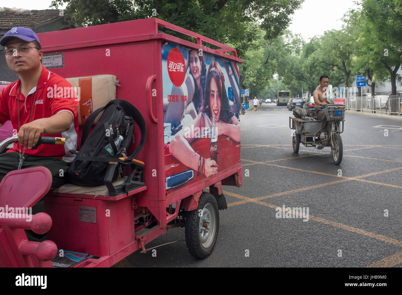 Tricycle électrique dispose d'un Coca-Cola célébrant le 100e anniversaire de sa bouteille contour en 2015 avec une campagne d'un an à Beijing, Chine. Banque D'Images