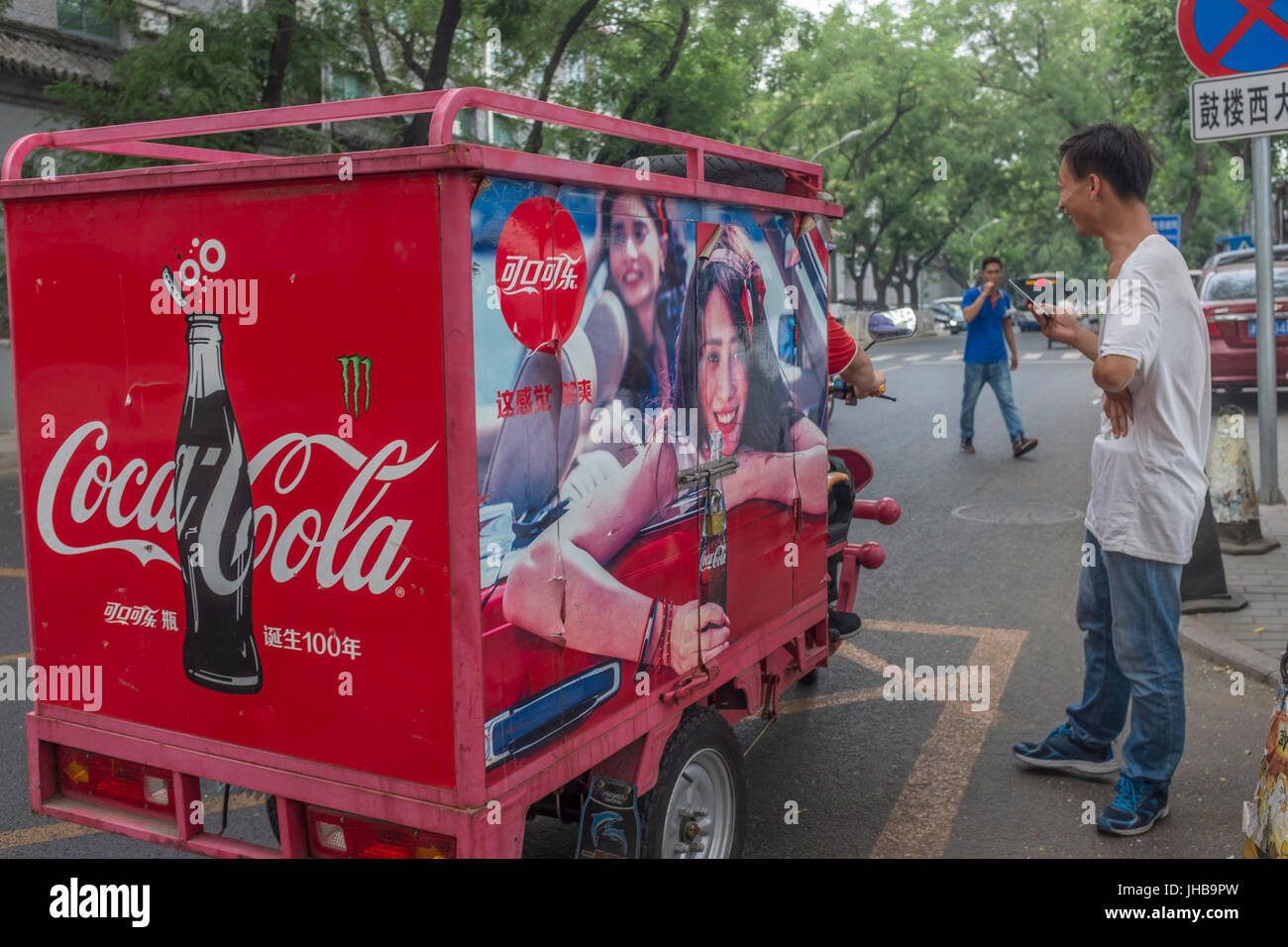 Tricycle électrique dispose d'un Coca-Cola célébrant le 100e anniversaire de sa bouteille contour en 2015 avec une campagne d'un an à Beijing, Chine. Banque D'Images