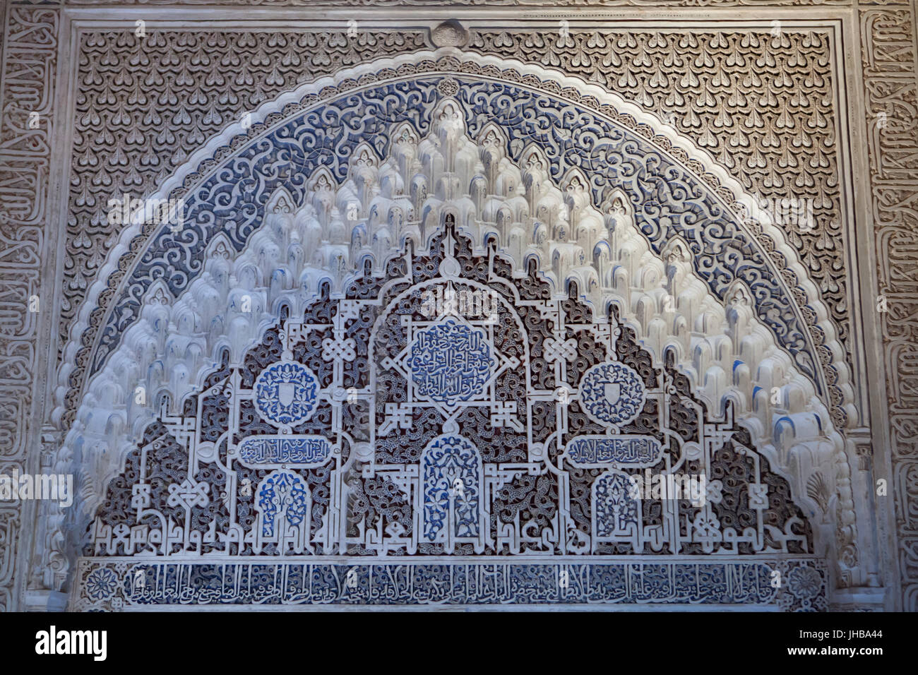 Arabesque dans le mirador du Le Daraxa (Mirador de Le Daraxa) dans le Palais des Lions (Palacio de los Leones) dans le complexe des palais nasrides (Palacios Nazaríes) à l'Alhambra à Grenade, Andalousie, espagne. Banque D'Images