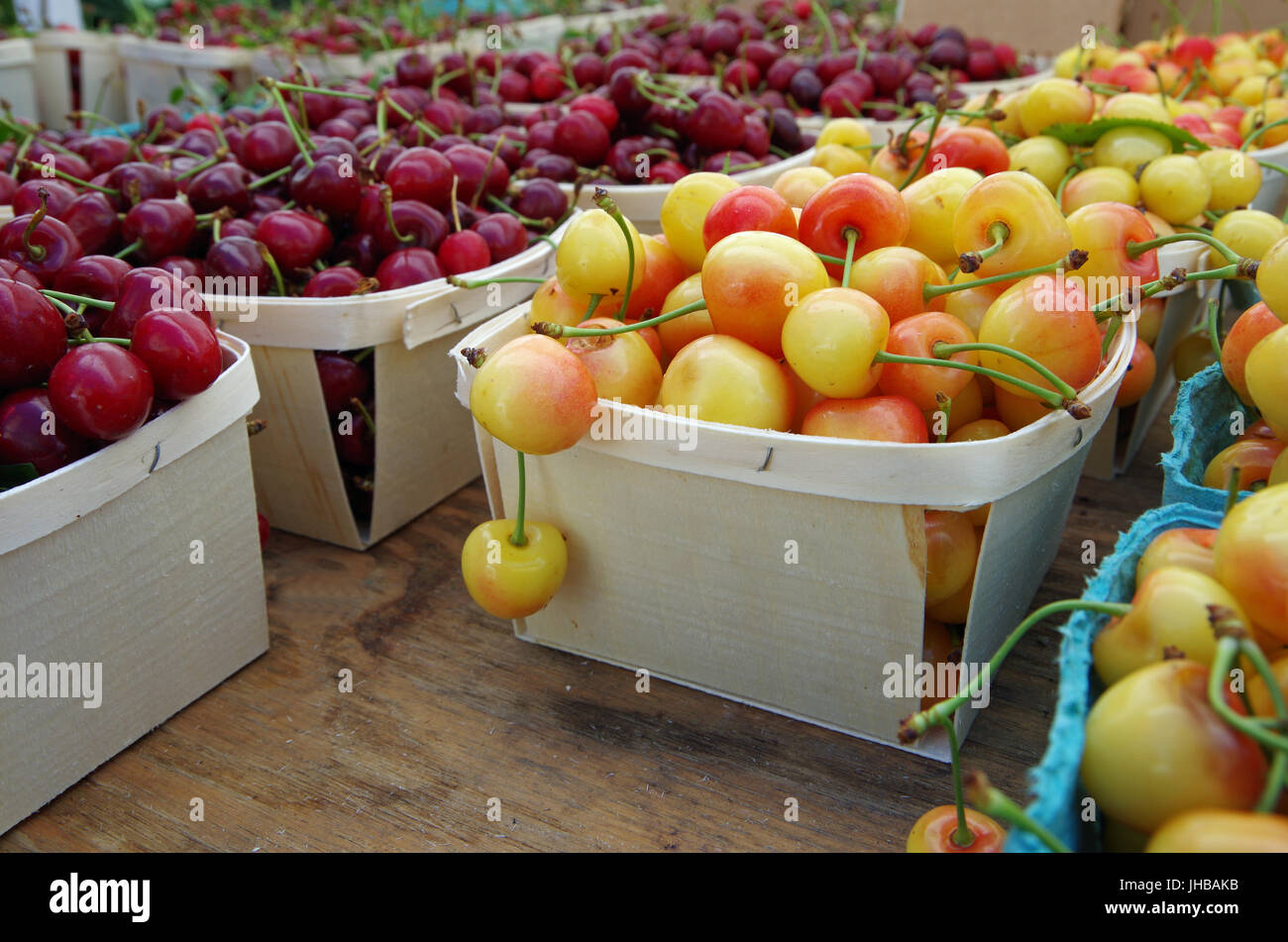Cerises affiché dans les paniers pour le marché table en bois Banque D'Images