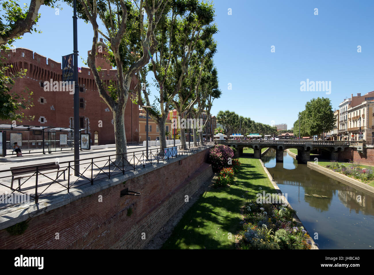 Vue avant du canal de Perpignan et Porte du Notre Dame, France. Banque D'Images Vue avant du canal de Perpignan et Porte du Notre Dame, France. Banque D'Images