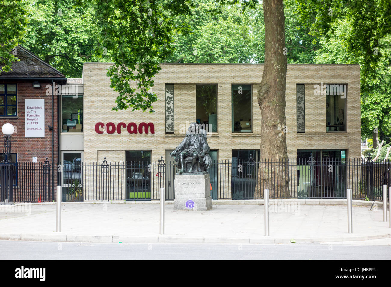 Statue de Thomas Coram par William McMillan, 1963, Brunswick Square, London, UK Banque D'Images