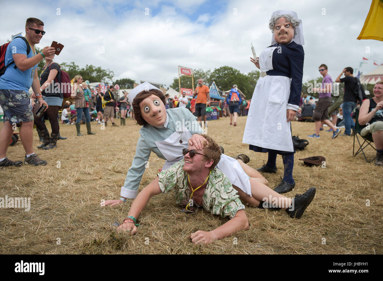 Un homme est maintenu en place par les artistes interprètes ou exécutants dans le domaine de théâtre au festival de Glastonbury, digne ferme, Somerset. ASSOCIATION DE PRESSE Photo. Photo date : dimanche, Juin 25, 2017. Crédit photo doit se lire : Ben Birchall/PA Wire Banque D'Images