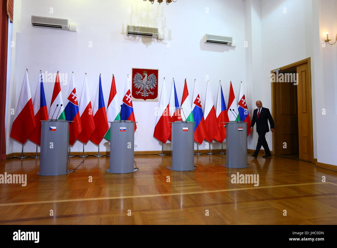 Groupe de Visegrad V4 Minitres de la Défense tiendra réunion officielle. La ministre polonaise Antoni Macierwicz reçu Ministre hongrois Istvan Simicsko, Ministre slovaque Peter Gajdos et ministre tchèque Martin Stropnicky à Varsovie. La présidence de la V4 a été officiellement remis à la Hongrie. (Photo par Jakob Ratz / Pacific Press) Banque D'Images