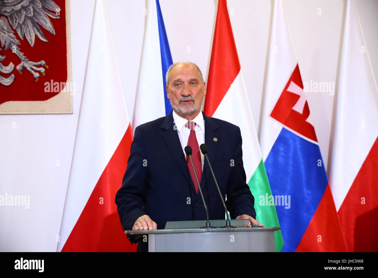 Groupe de Visegrad V4 Minitres de la Défense tiendra réunion officielle. La ministre polonaise Antoni Macierwicz reçu Ministre hongrois Istvan Simicsko, Ministre slovaque Peter Gajdos et ministre tchèque Martin Stropnicky à Varsovie. La présidence de la V4 a été officiellement remis à la Hongrie. (Photo par Jakob Ratz / Pacific Press) Banque D'Images