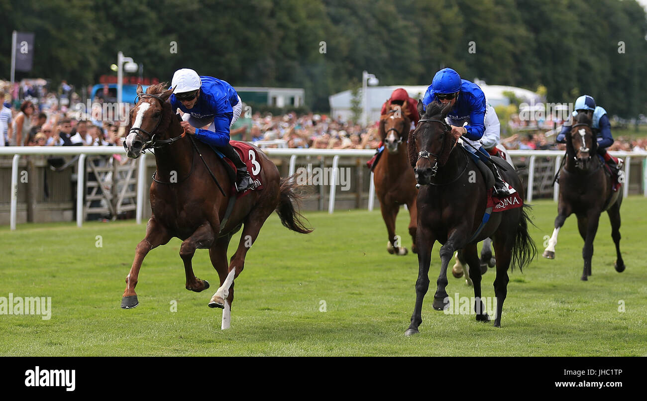 Hawkbill (gauche) monté par James Doyle remporte la princesse de Galles Arqana Racing Club Stakes lors de mesdames Jour du Moet et Chandon juillet Festival à Newmarket Racecourse. Banque D'Images