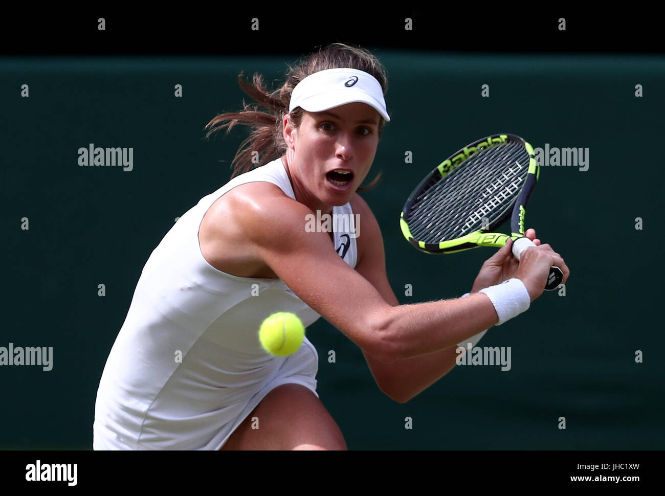 Johanna Konta en action contre Venus Williams au jour 10 de la Wimbledon à l'All England Lawn Tennis et croquet Club, Wimbledon. Banque D'Images