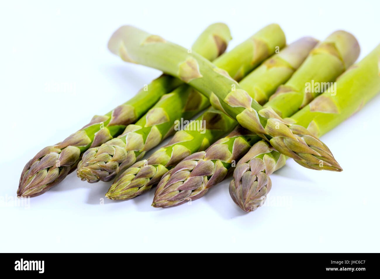 Asperges vertes sur fond blanc. Banque D'Images
