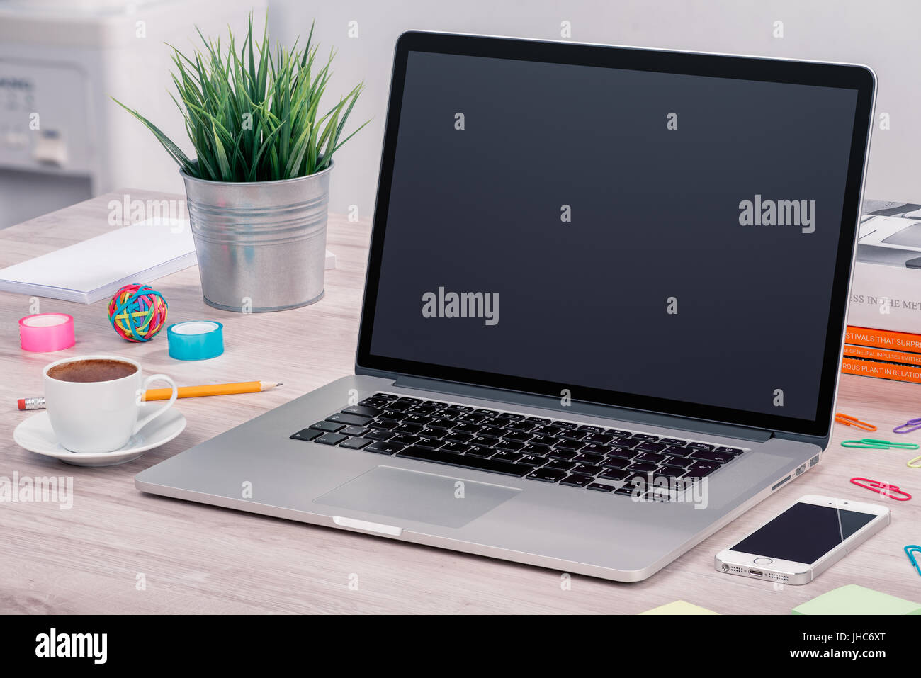 Maquette d'ordinateur portable sur un bureau avec le smartphone et tasse de café Banque D'Images