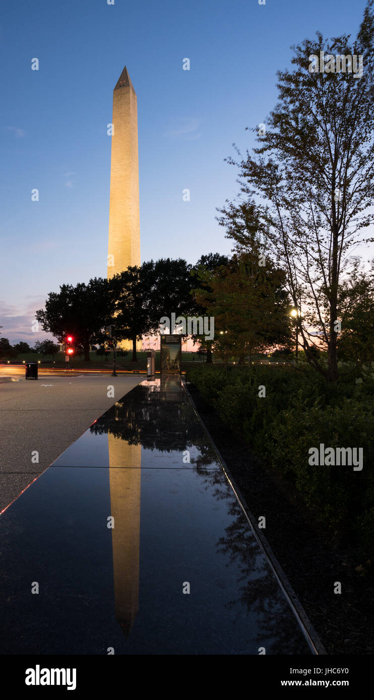Réflexion de Washington Monument en banc Banque D'Images
