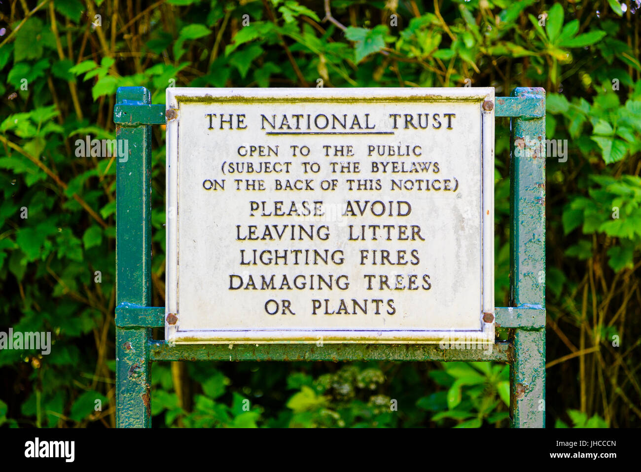 En fonte à l'ancienne panneau routier à l'entrée de propriété du National Trust, demandant aux visiteurs d'éviter de laisser la litière, d'allumer des feux, d'endommager les arbres et les plantes Banque D'Images