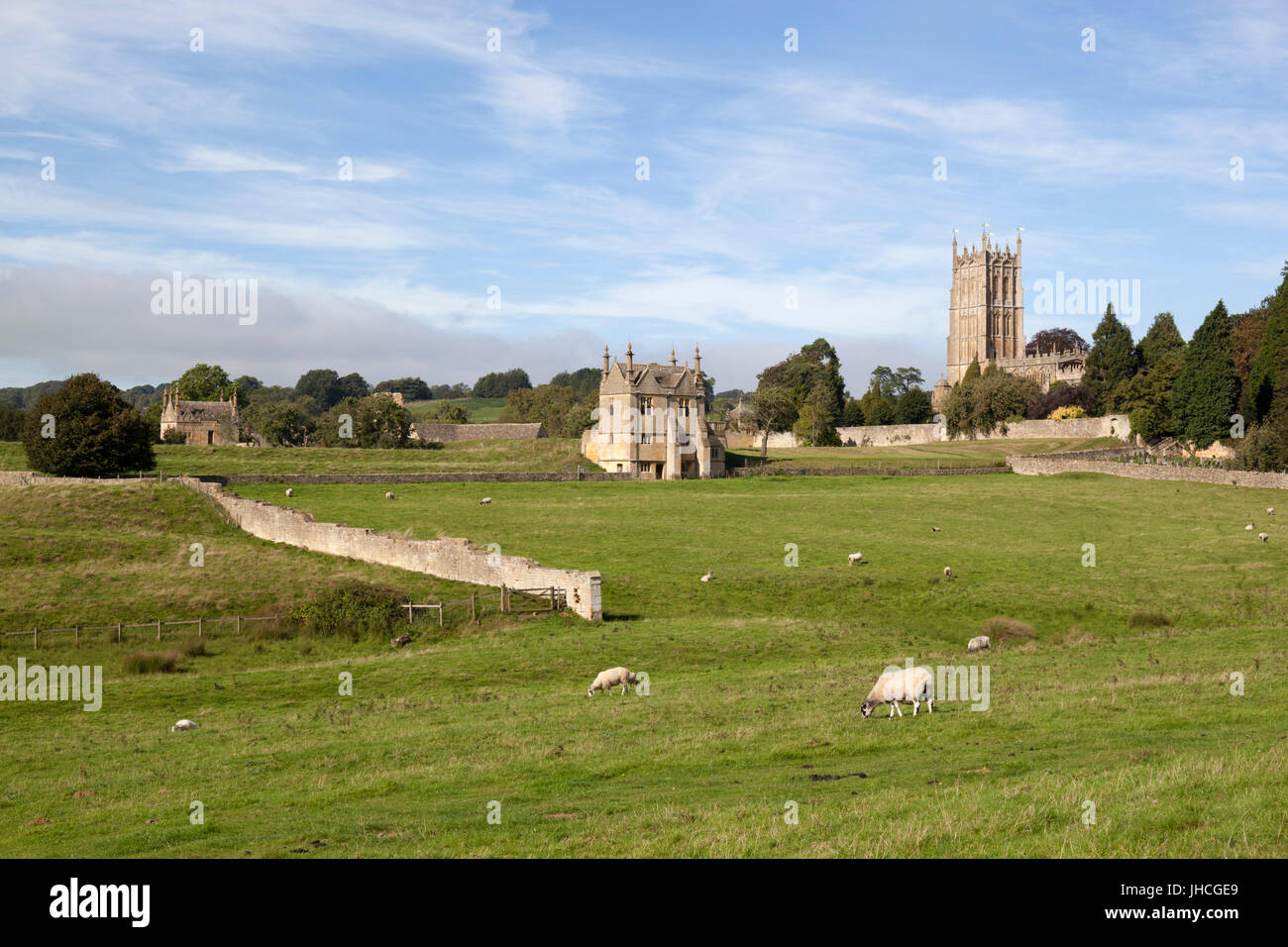 St James' Church et à l'Est de Banqueting House de Campden House avec moutons, Chipping Campden, Cotswolds, Gloucestershire, Angleterre, Royaume-Uni, Banque D'Images