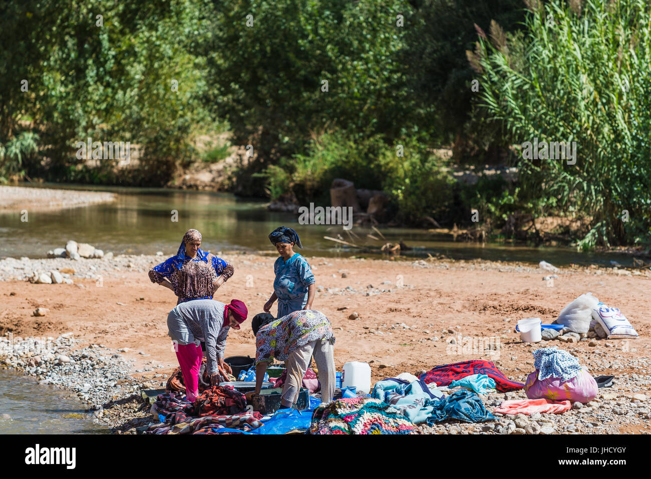 Haut Atlas, Maroc - Septembre 19, 2015 - femmes lave-linge dans une rivière Banque D'Images