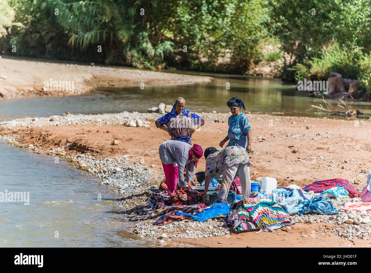 Haut Atlas, Maroc - Septembre 19, 2015 - femmes lave-linge dans une rivière Banque D'Images