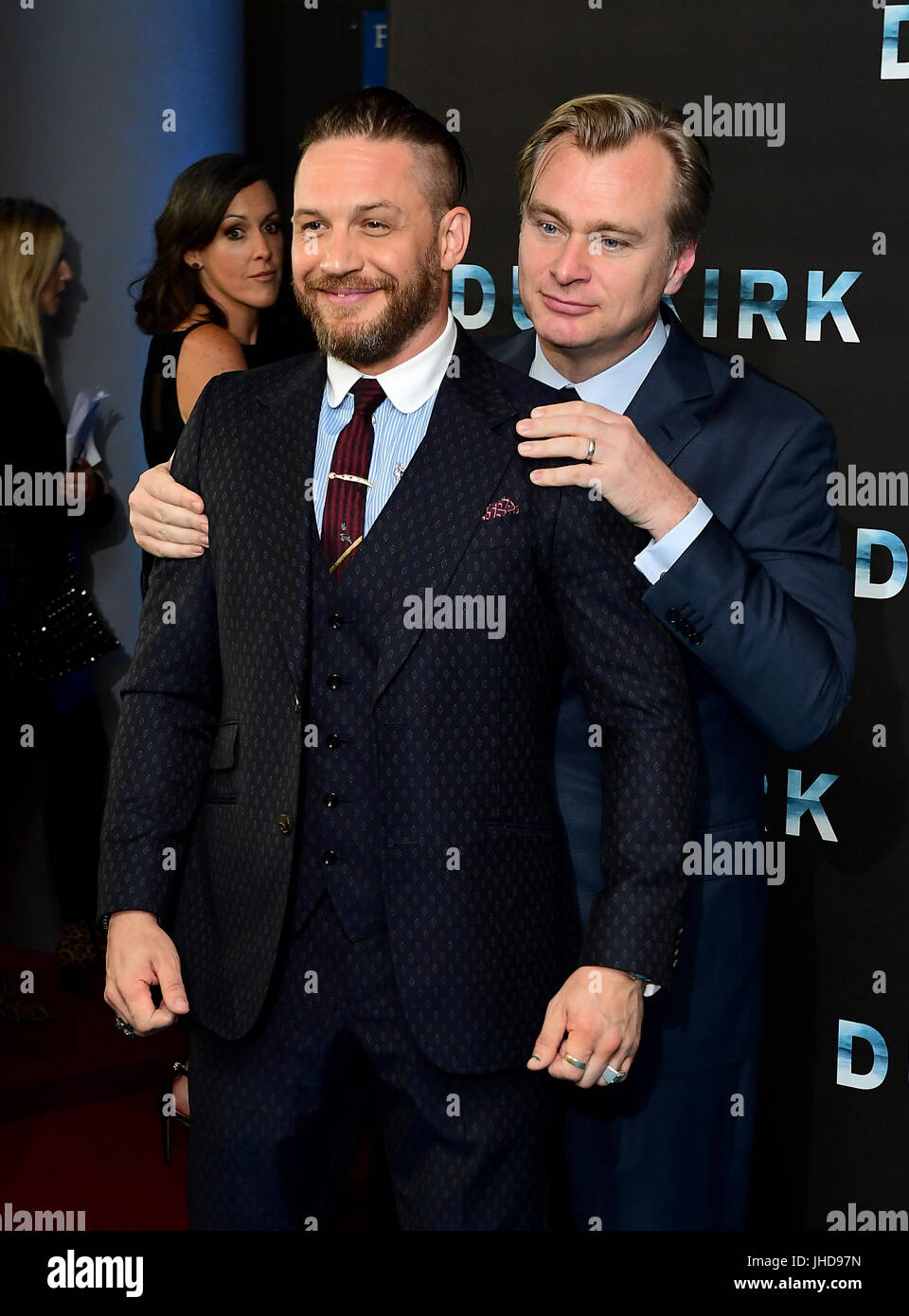 Tom Hardy (à gauche) et Christopher Nolan (droite) participant à la première mondiale de Dunkerque à l'Odeon Leicester Square, Londres. Banque D'Images
