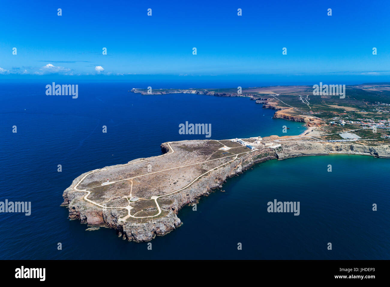 Vue aérienne de la pointe de Sagres Sagres avec le cap Saint Vincent (Cabo de Sao Vincente) sur l'arrière-plan, en Algarve, Portugal Banque D'Images