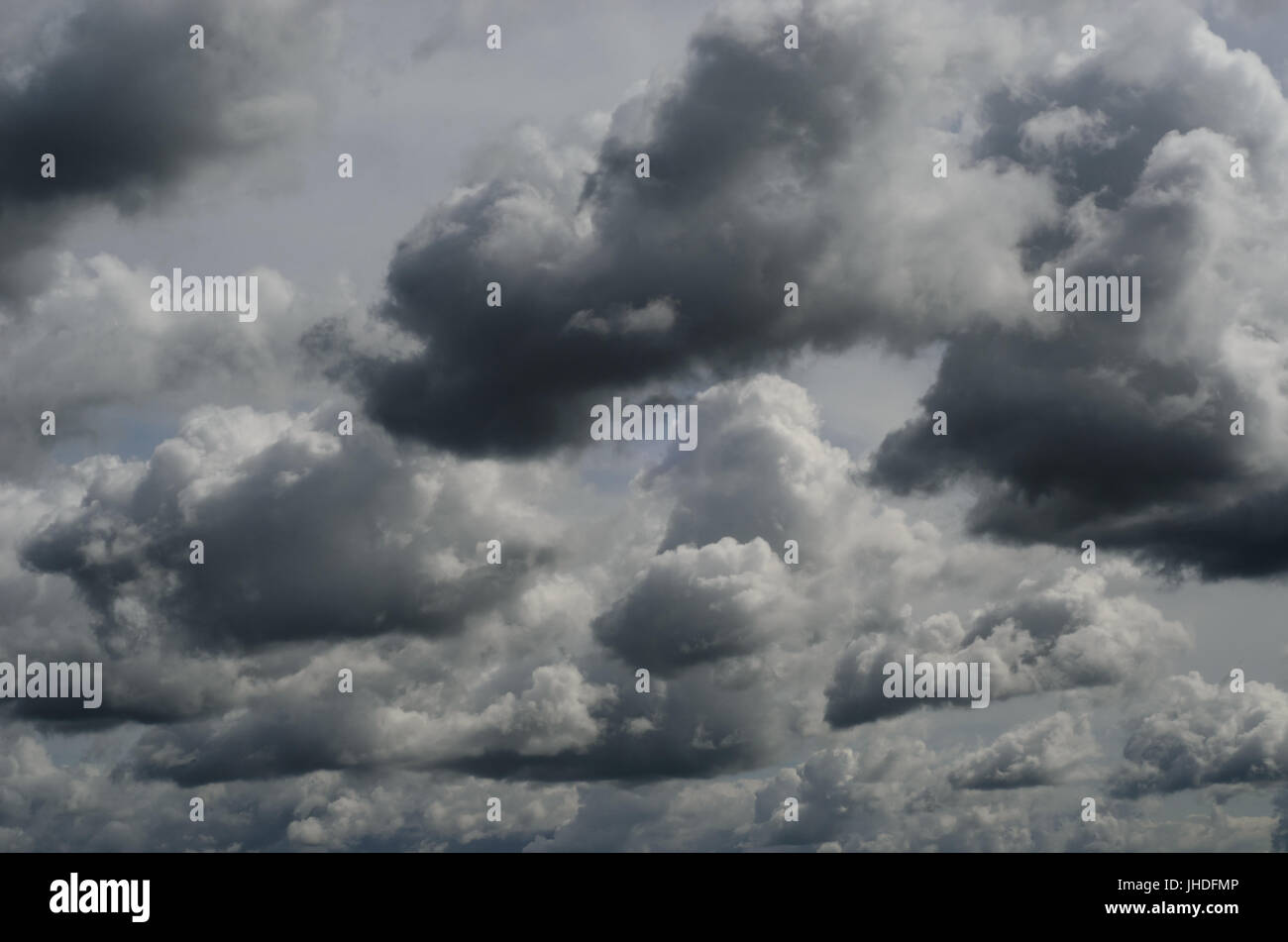 Gris foncé, menaçant les nuages de tempête rouler à travers le ciel. Banque D'Images