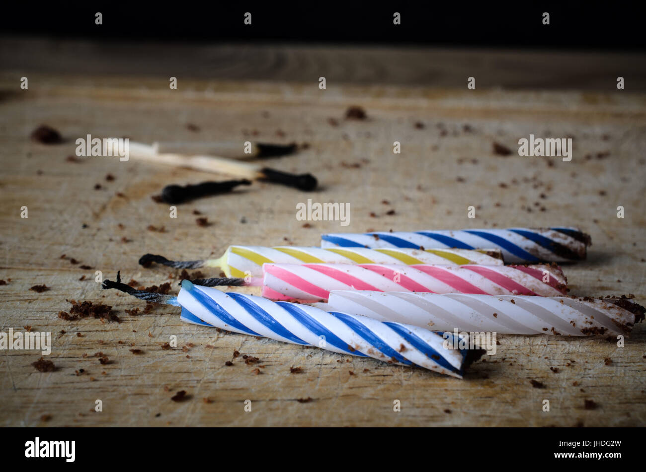 Utilise Anniversaire Bougies Et Allumettes Brule Et Noirci Disperses A Gauche Sur Une Planche En Bois Avec Des Miettes De Gateau Comme Restes A La Fin De Ce Parti Photo Stock