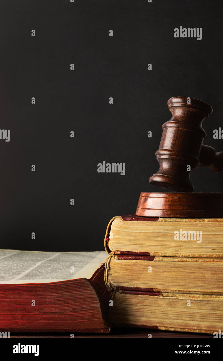 Niveau de l'oeil droit tiré de vieux livres empilés et recouverts de wooden gavel. Livre ouvert à gauche. Tableau historique fournit une copie de l'espace. Banque D'Images