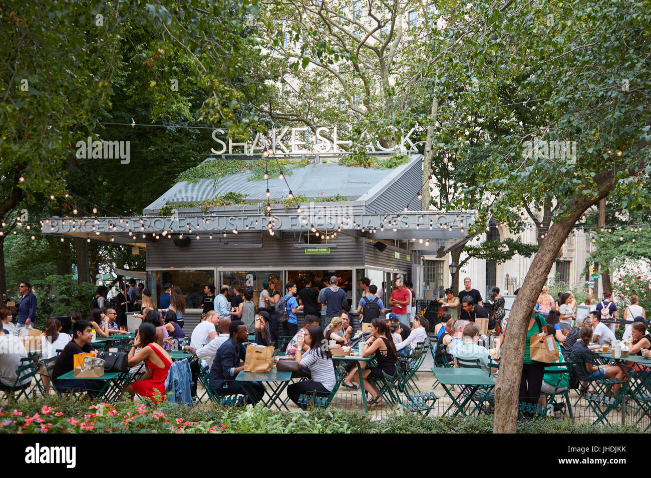NEW YORK - 10 SEPTEMBRE : Shake Shack restaurant à Madison Square Park, avec des gens assis, les tables en plein air en été le 10 septembre 2016 à New York Banque D'Images
