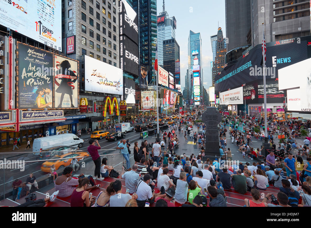 Vue sur Times Square avec les gens de tkts gradins dans la soirée à New York Banque D'Images