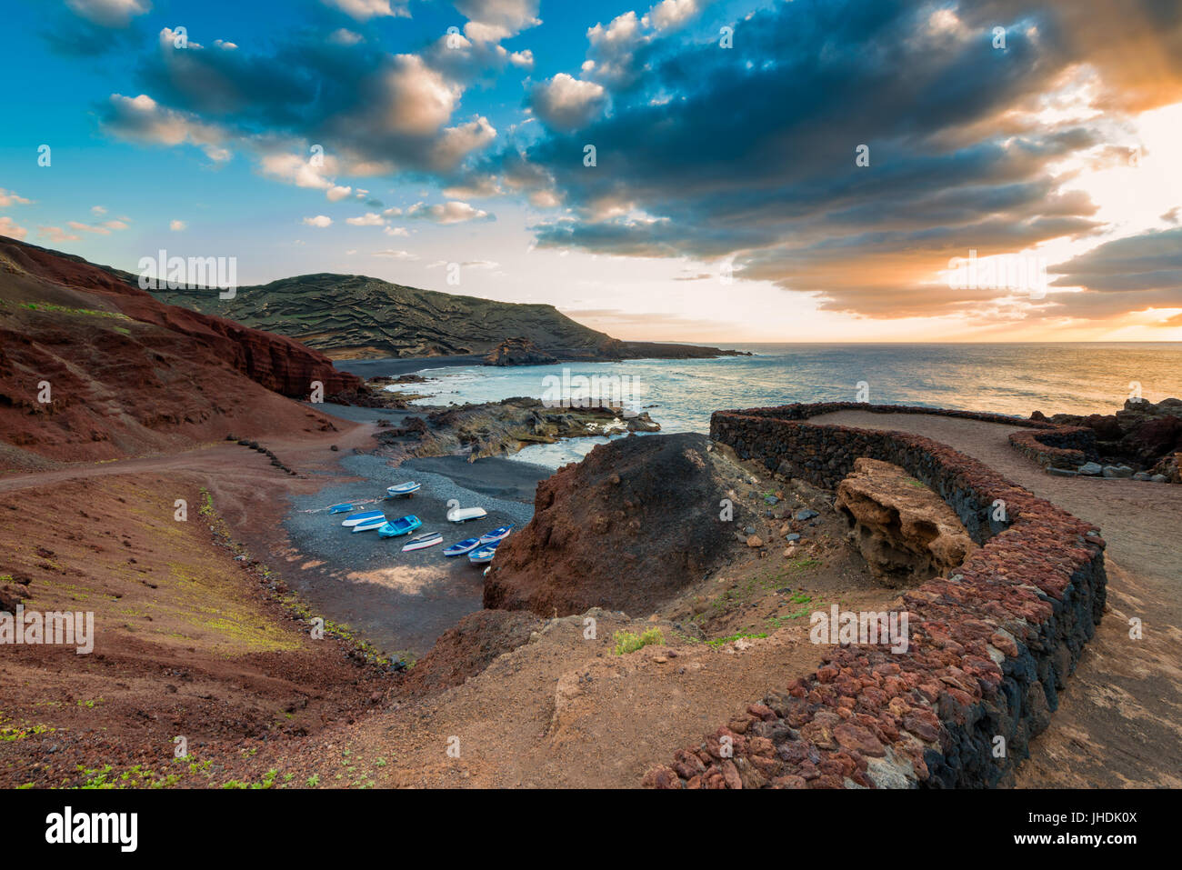 El Golfo, Lanzarote, îles Canaries, Espagne au coucher du soleil Banque D'Images