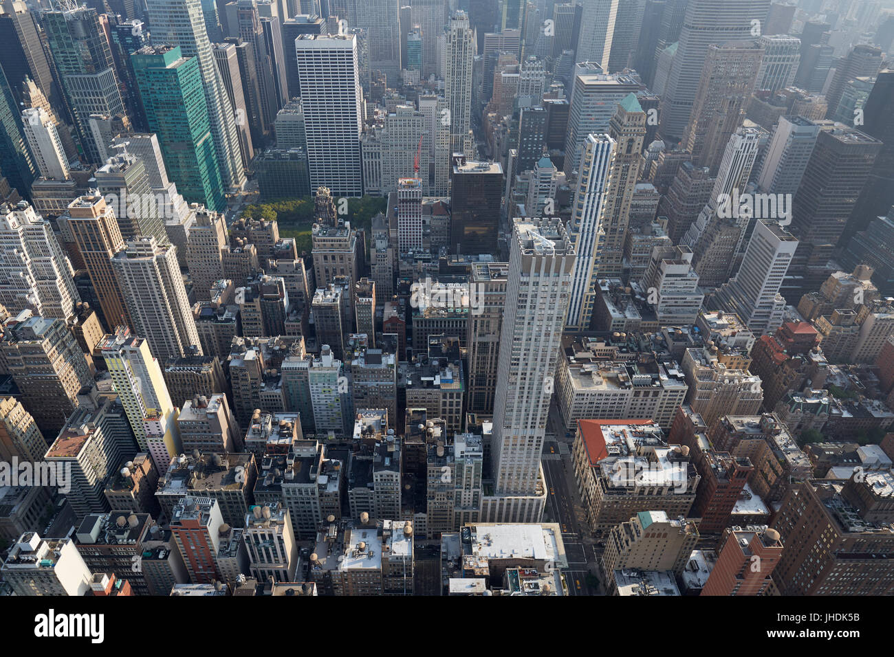 New York City Manhattan skyline vue aérienne avec des gratte-ciel les toits et les rues d'une journée ensoleillée Banque D'Images